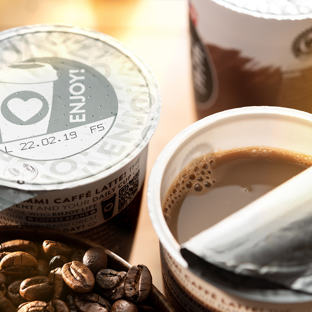 Дата производства на крышке кофейного стаканчика