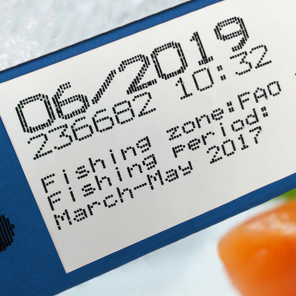 Высококонтрастная маркировка на синей упаковке