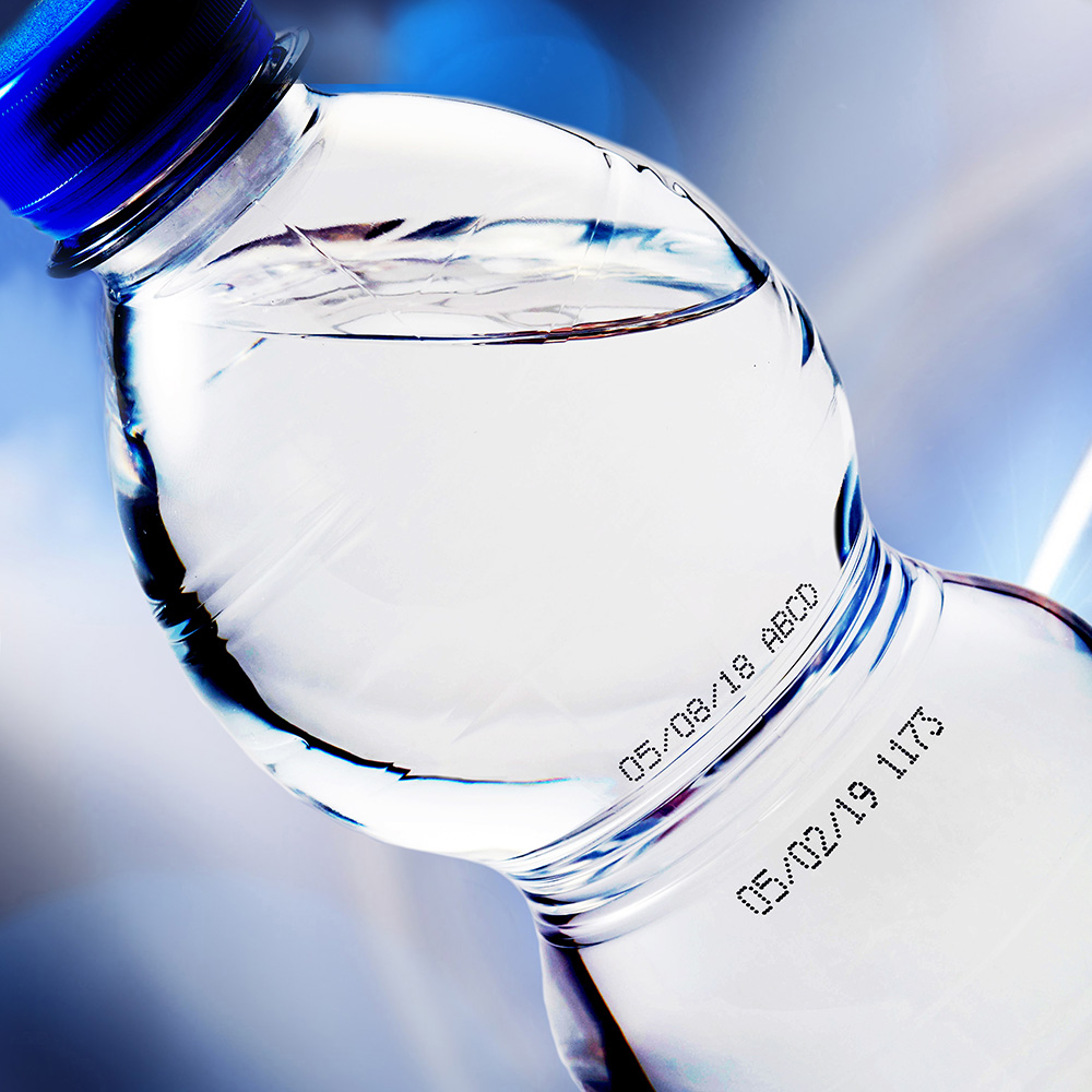 Кодировка на пластиковой бутылке с водой
