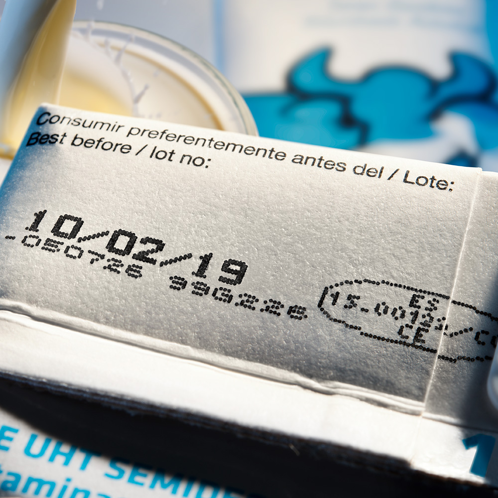 Дата и номер партии на упаковке молочных продуктов