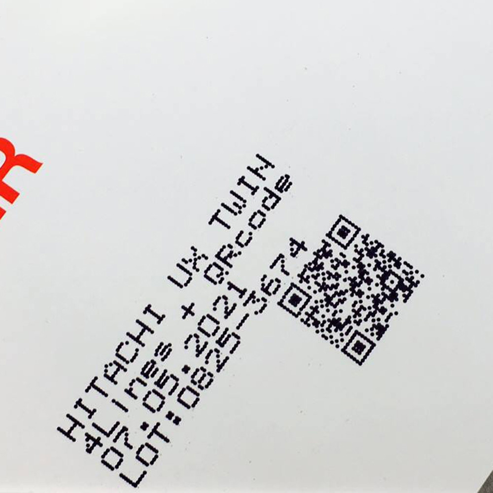 Маркировка с QR-кодом на белой упаковке